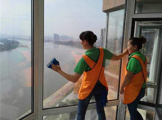 專業(yè)擦玻璃